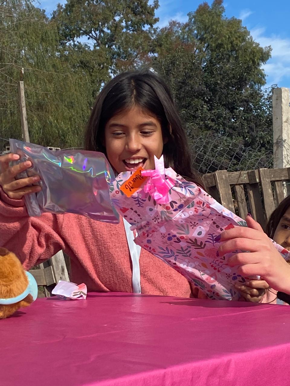Entrega de regalos a los chicos